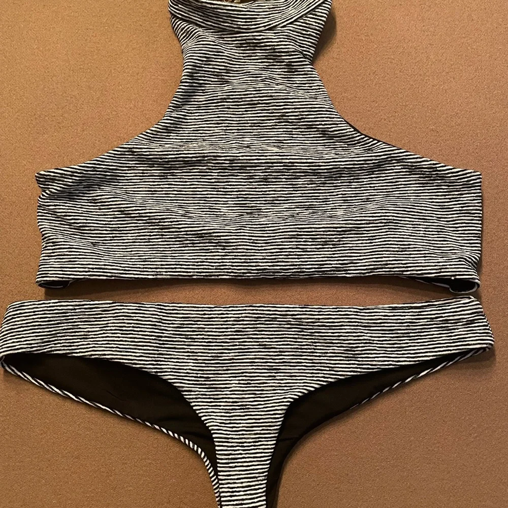 Beach Riot x Stone Cold Fox - Picture 2 of 4